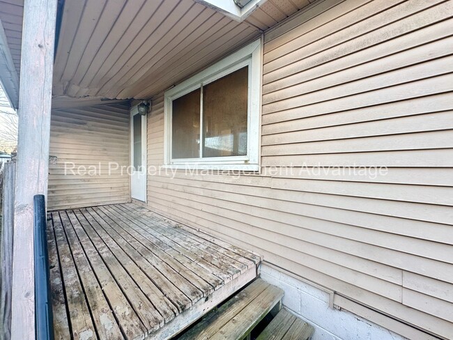 Building Photo - No Deposit Required! Charming 3-Bedroom Ra...