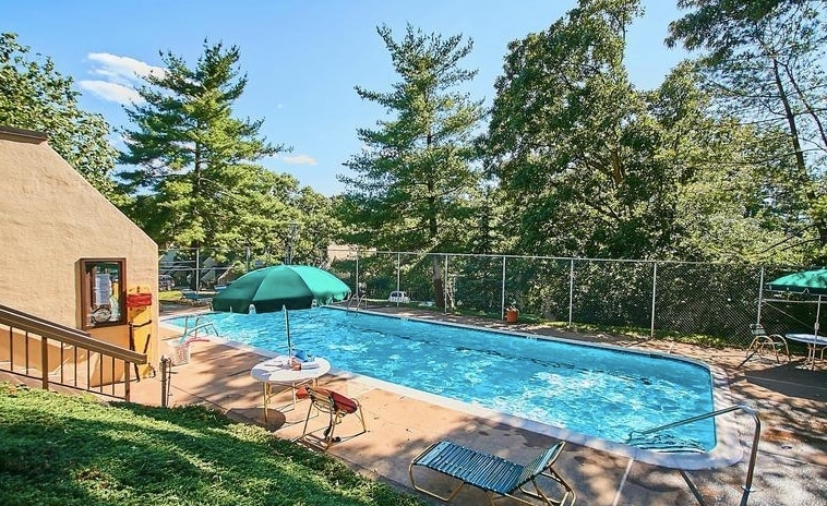 Building Photo - 2108 S Quincy St