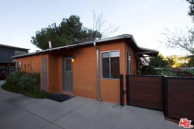 Building Photo - 2341 Meadowvale Ave