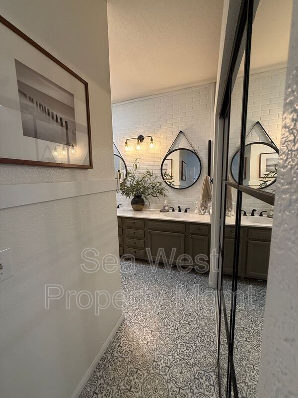 Building Photo - 1536 Caminito Aguar