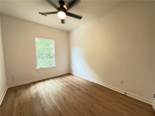 Building Photo - Nice Townhouse Near Campus
