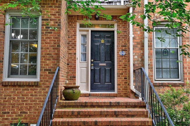 Building Photo - DOWNTOWN NORFOLK TOWNHOUSE