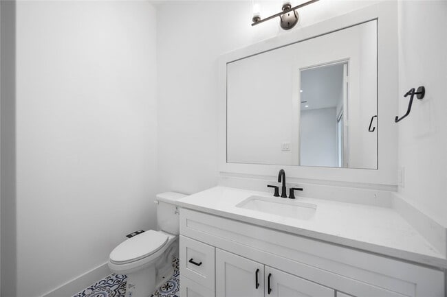 Building Photo - 2215 Mansfield St