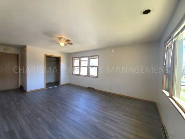 Building Photo - 512 W 16th St
