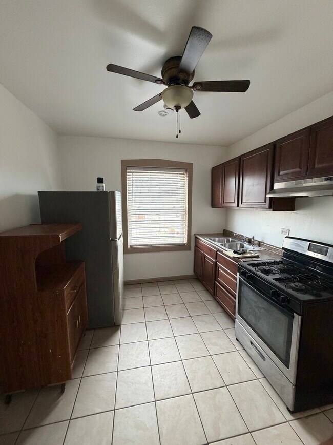 Building Photo - 7402 S Racine Ave