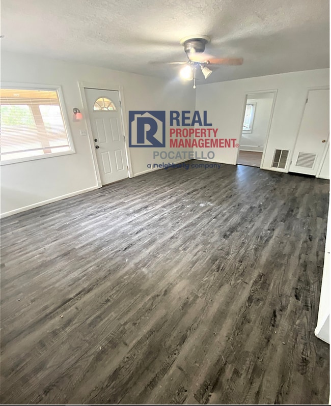 Building Photo - 3 bedroom 1 bath home - Dogs negotiable with additional fees