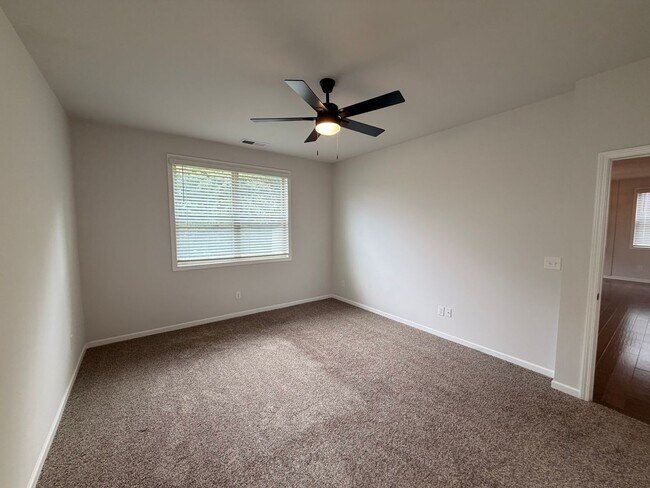 Building Photo - 1/2 Off First Month's Rent! Gorgeous 4 BR 2.5 Bath in Westlawn! Minutes from Veterans Parkway, Sh...
