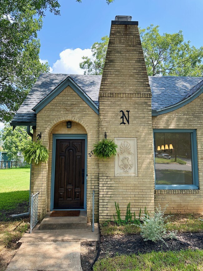 Building Photo - 2726 Sanger Ave