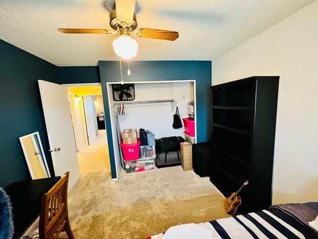 Building Photo - $0 DEPOSIT OPTION, TWO STORY TOWNHOME, CARPORT, NEW FLOORING, STORAGE, PRIMARY BED/BATH, A/C