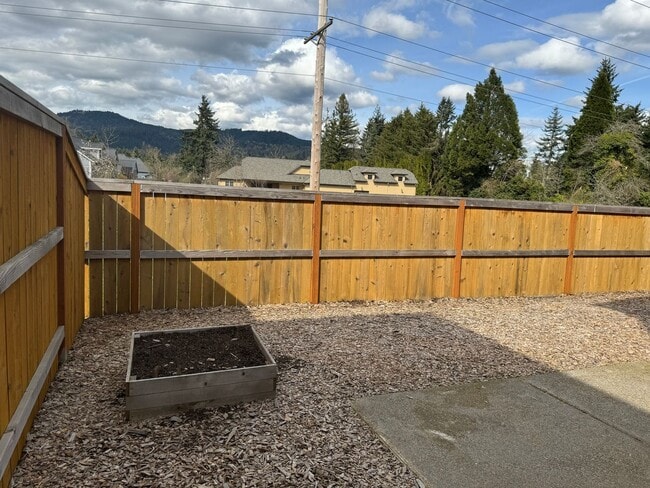 Building Photo - 4 bedroom 2.5 bathroom almost-new house in...