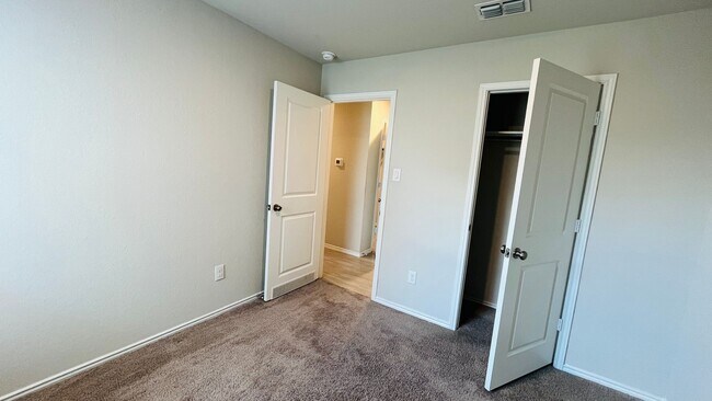 Building Photo - Spacious 4BR w/ Large Backyard – Close to ...