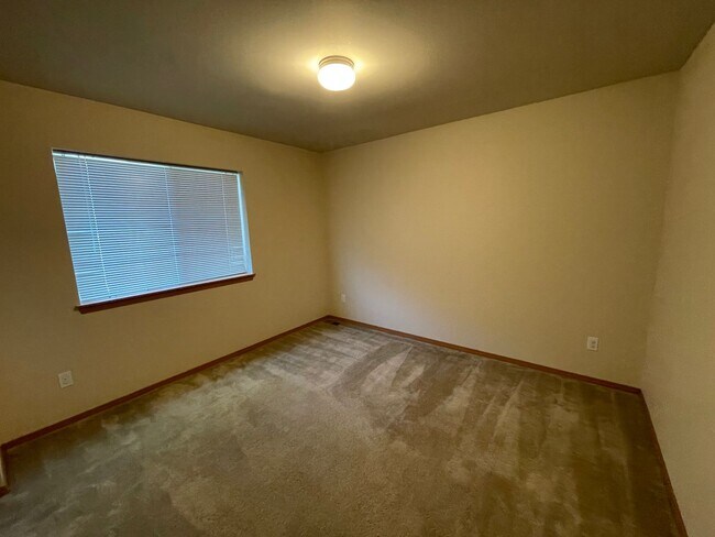 Building Photo - Beautiful, Spacious 4 BD/2.75 BATH house l...
