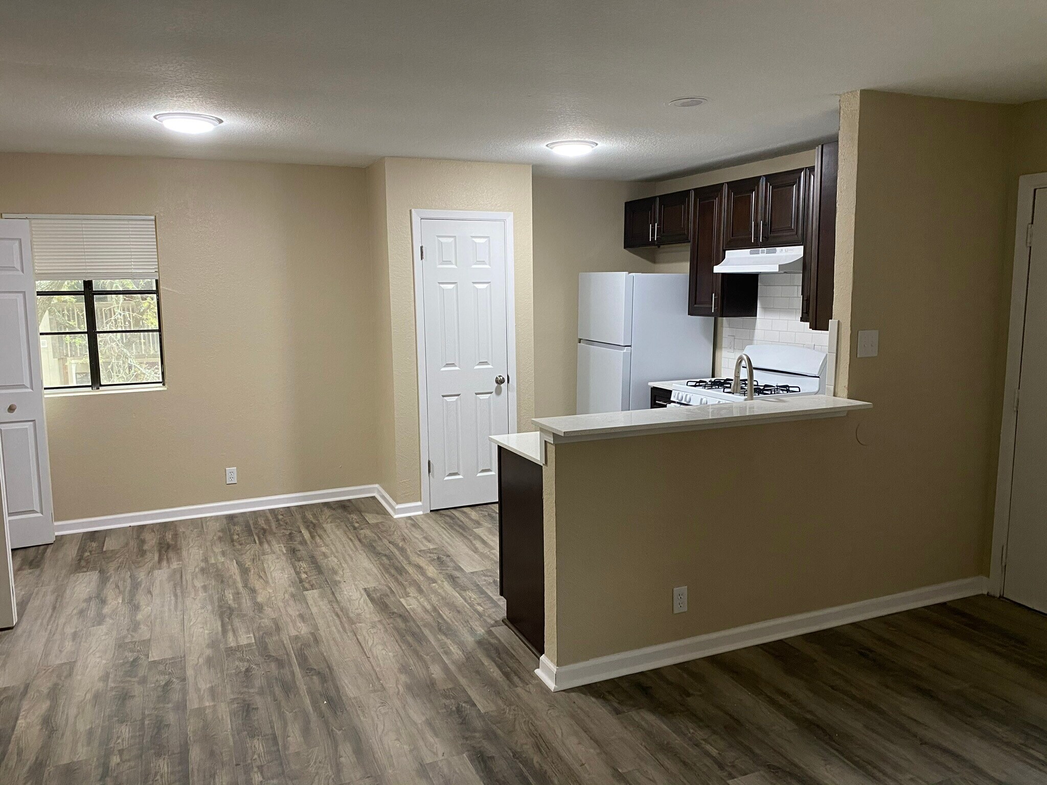 Building Photo - 400 Algerita Dr