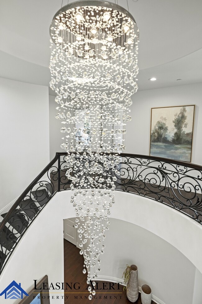 Building Photo - 5011 Hayvenhurst Ave