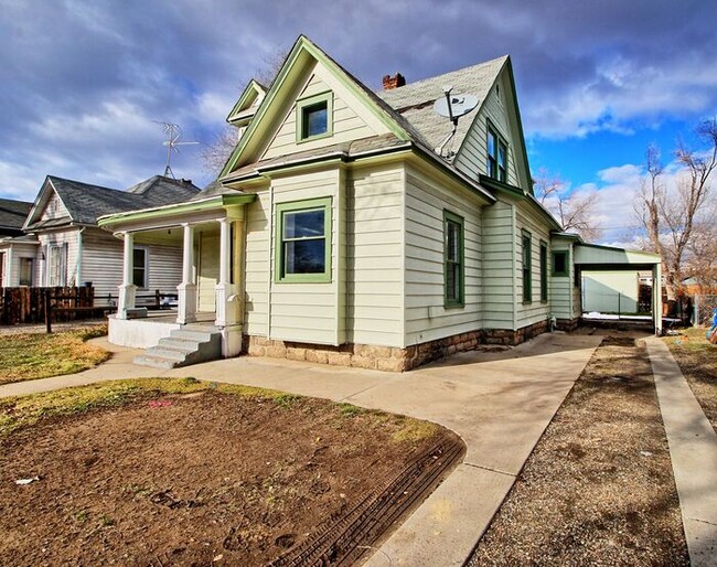 Building Photo - 5 Bed 2 Bath Home Close to Downtown GJ!