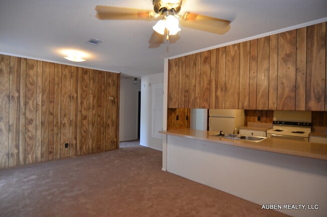 Building Photo - 2 Bedroom Duplex - Section 8 OK!