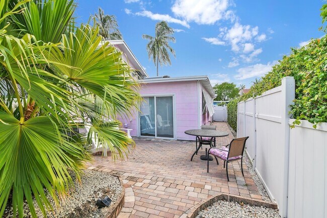 Building Photo - 3218 Palm Dr