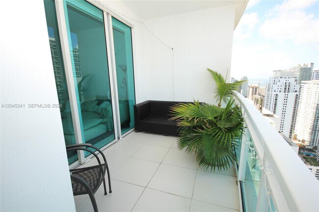 Building Photo - 950 Brickell Bay Dr