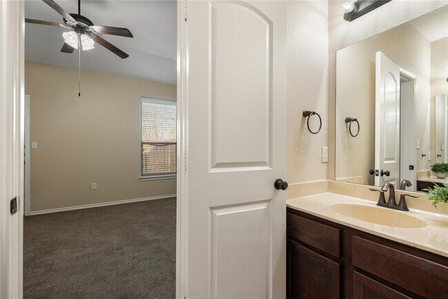 Building Photo - 101 Creekside Villa Dr