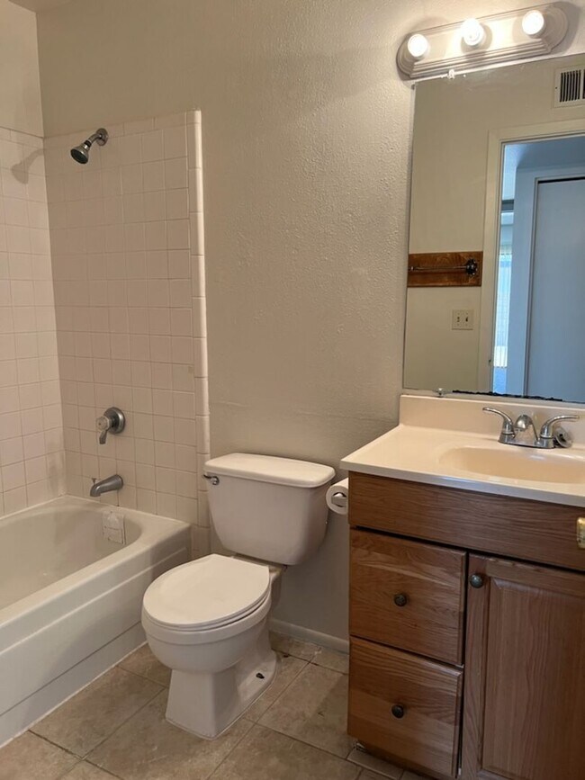 Building Photo - Charming 3 Bed 2 Bath home in Mesa with co...