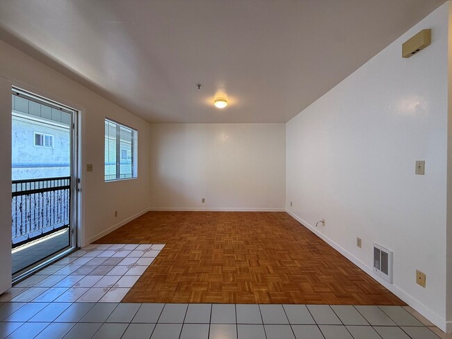 Building Photo - A bright and clean 2-bed, 1-bath home located in Oakland’s convenient Laurel District.