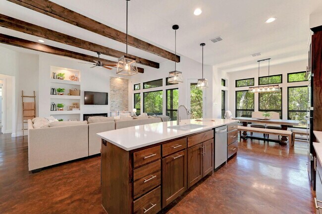 Building Photo - Spacious 4-Bed Oasis at this Canyon Lake Gem!