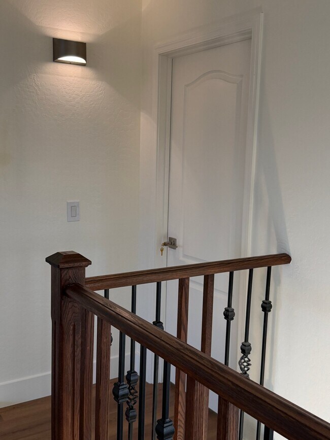 Building Photo - 2741 E Quiet Hollow Ln