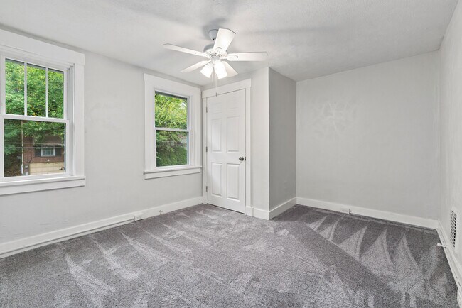 Building Photo - 2242 Manor Ave