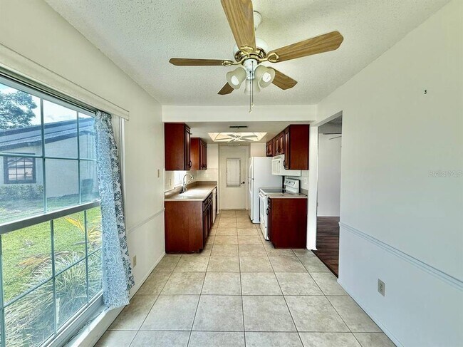 Building Photo - 940 Rosewood Ln