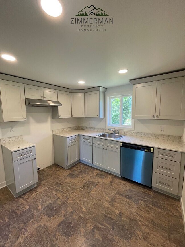 Building Photo - Newly remodeled house in a quiet neighborhood in Springfield