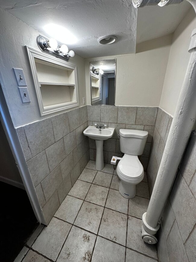 Building Photo - 2 Bed / 1 Bath Garden-Level Apartment – Available Early April!