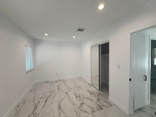 Building Photo - Sunset Plaza Home for Lease