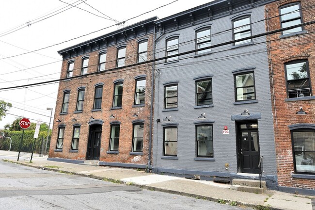 Building Photo - 194 Chambers St