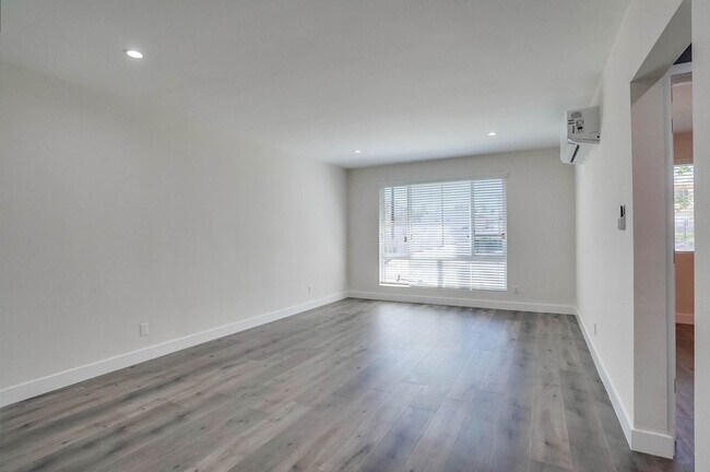 Building Photo - 4111 Somerset Dr