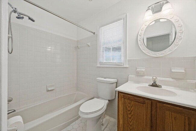 Building Photo - 2 bed 1 bath with fenced in yard in Norfolk
