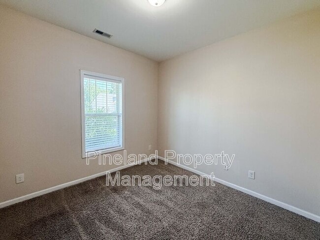 Building Photo - 728 Roanoke Dr