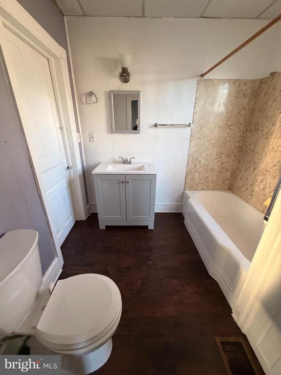 Building Photo - 212 Helms Ave