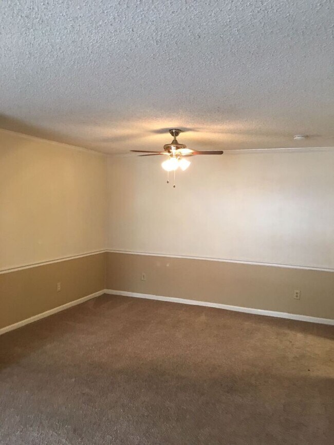 Building Photo - Renovated 2 Bedroom / 2 Bath Condo for Rent