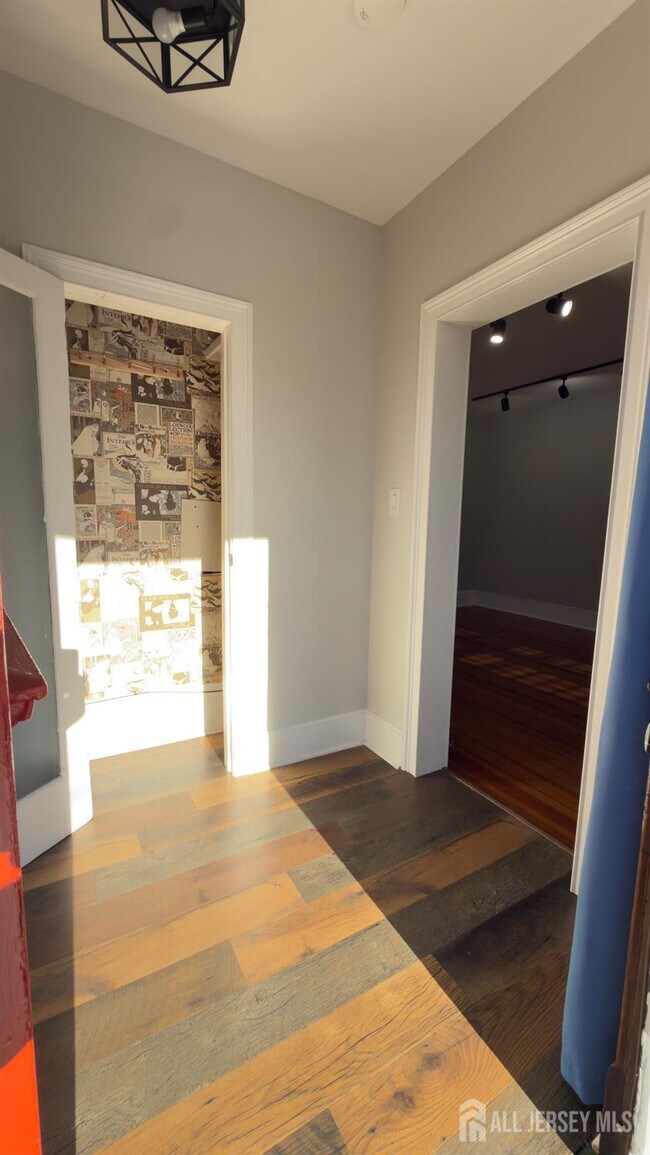 Building Photo - 55 Suydam St