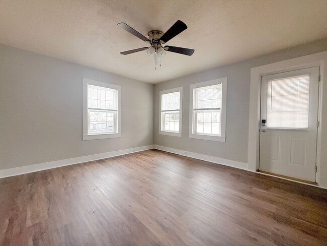 Building Photo - Single-Level 1-Bedroom Duplex with Yard and Covered Porch in Sparta