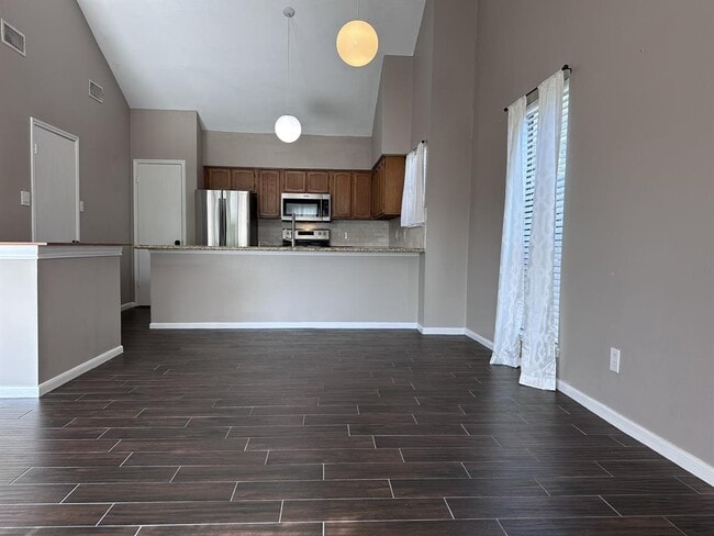 Building Photo - 20 Lakeview Village