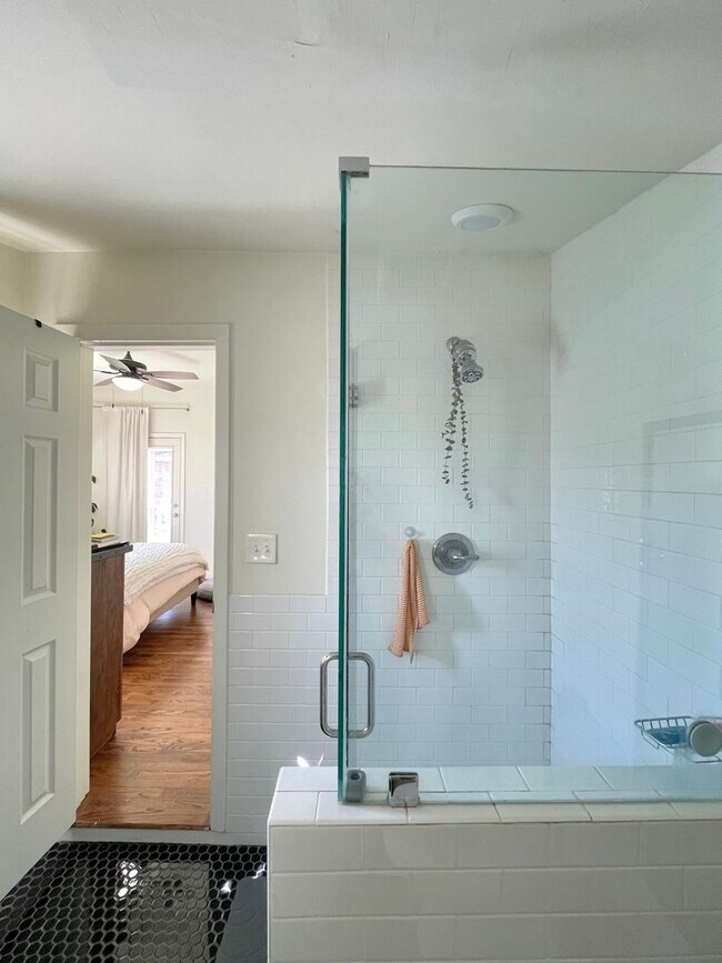 Building Photo - Cozy 2 Bed, Study/Office Room & Bath Farmhouse Cottage