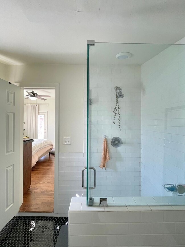 Building Photo - Cozy 3 Bed, 2 Bath Farmhouse Cottage