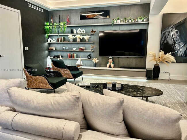 Primary Photo - 2301 Collins Ave