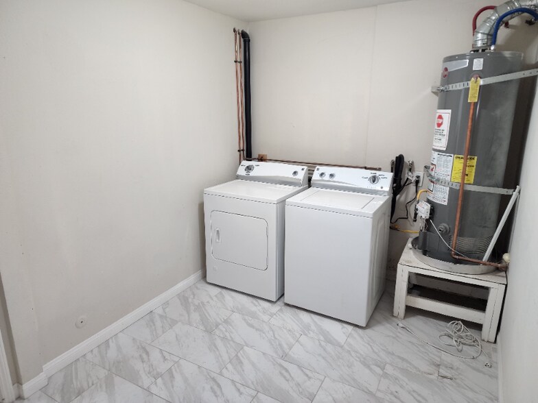 Building Photo - 8580 Golden Ridge Rd