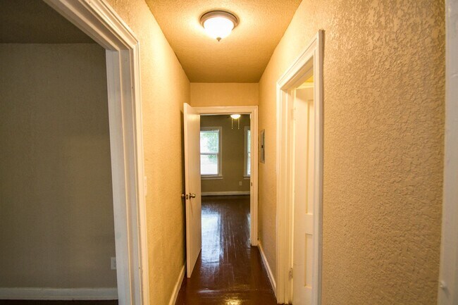 Building Photo - 930 Poinsettia St