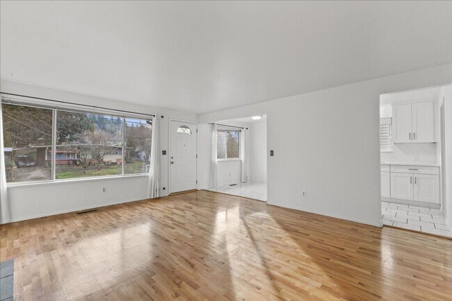 Building Photo - Bright and Updated Beacon Hill Rambler