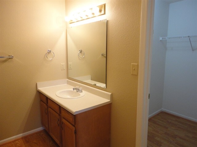 Building Photo - 743 Millbrook Dr