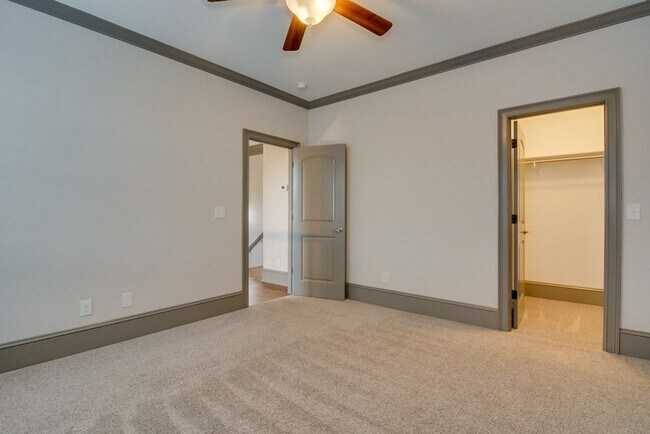 Building Photo - 3057 Leaning Oak Way