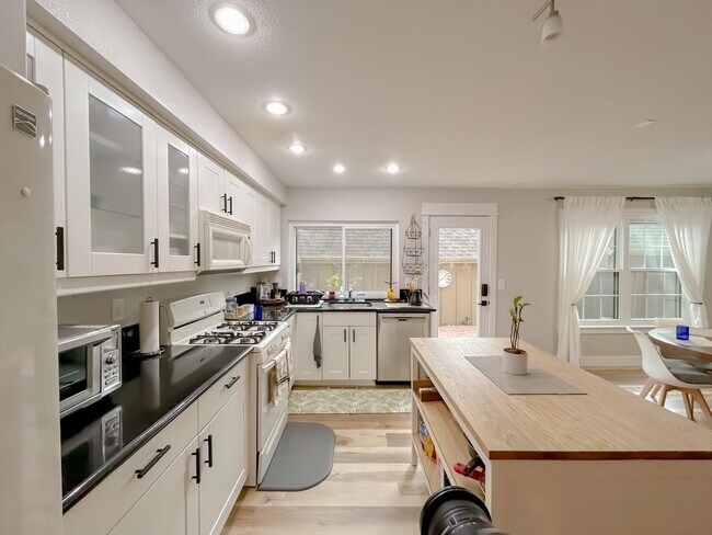 Building Photo - Townhome in the Cherry Creek School District!
